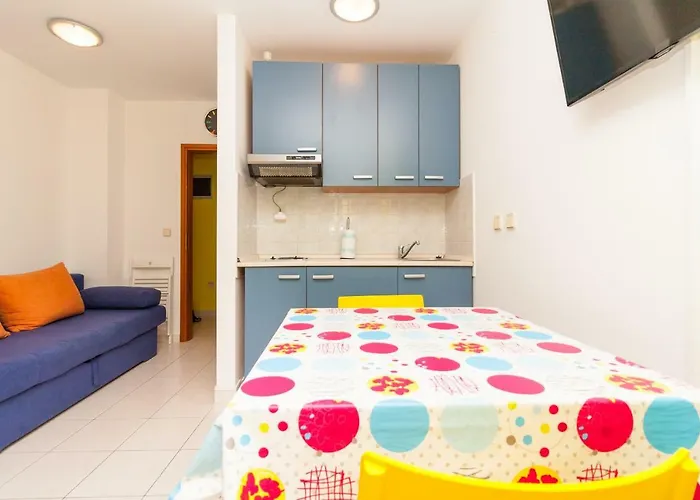 • Lungomare • * Πούλα